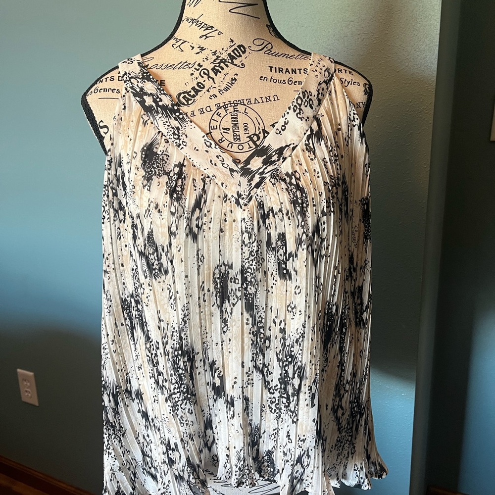 Entro Black and White Pleated Long Sleeve Blouse